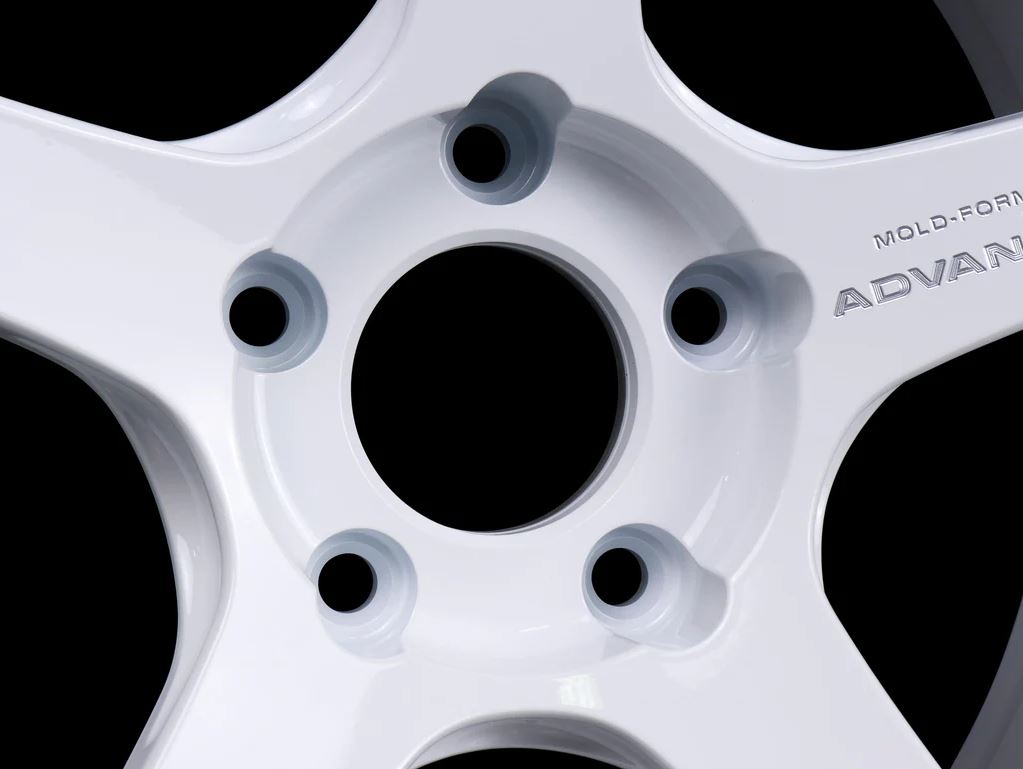 Advan GT Beyond 18X9 +38 5x114.3 Racing White Wheel