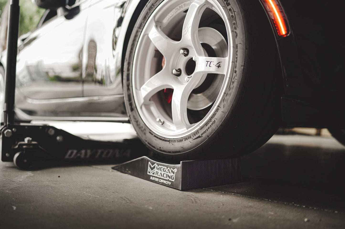 Megan Jack Assist Low Profile Car 1-Piece Ramp SHORT - Pair